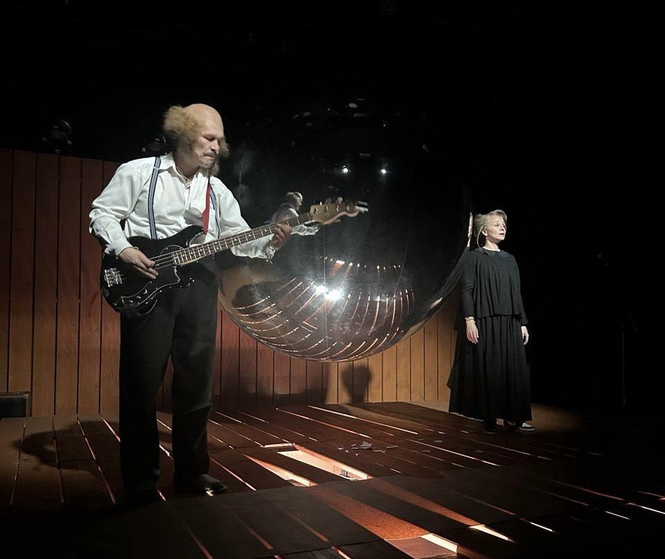 Сцена из спектакля «Осень». МХТ им. А.П. Чехова, Новая сцена. Фото автора.