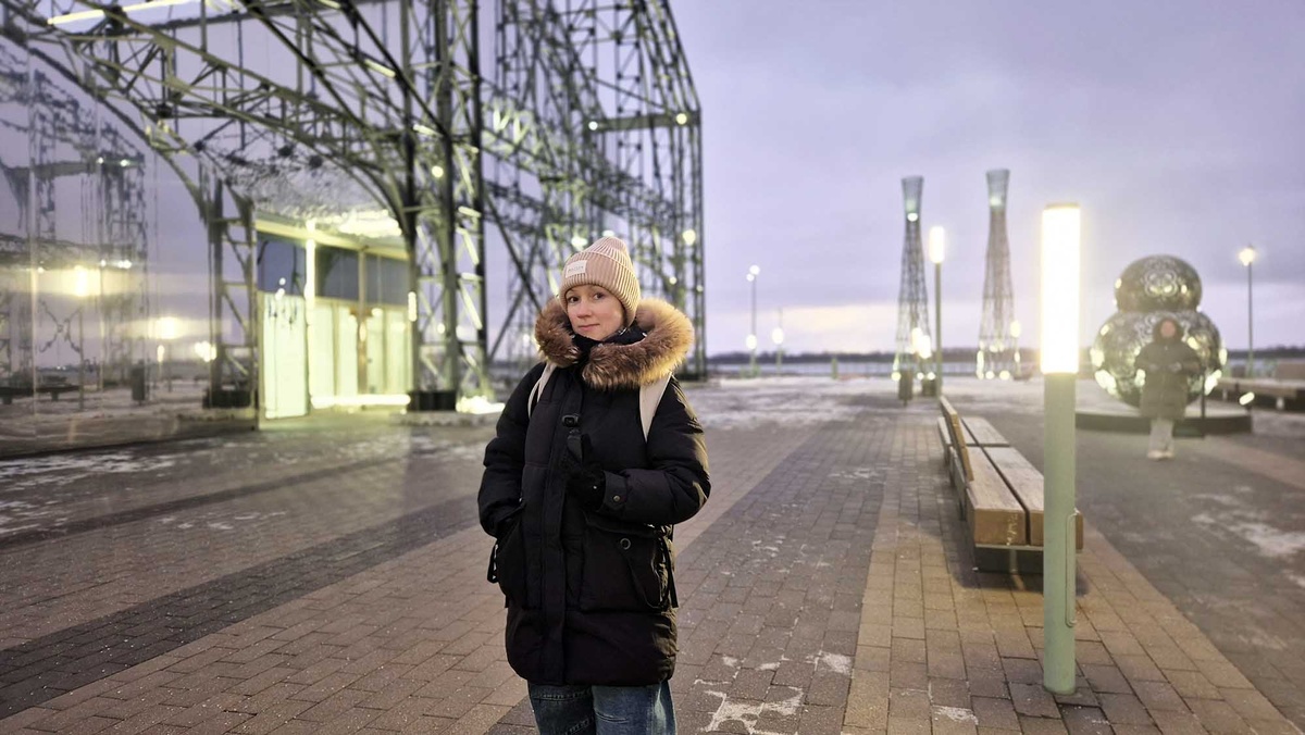 Еще двадцать лет назад тут была закрытая промышленная зона грузового речного порта, а теперь — модное городское пространство и излюбленное место прогулок нижегородцев и гостей города