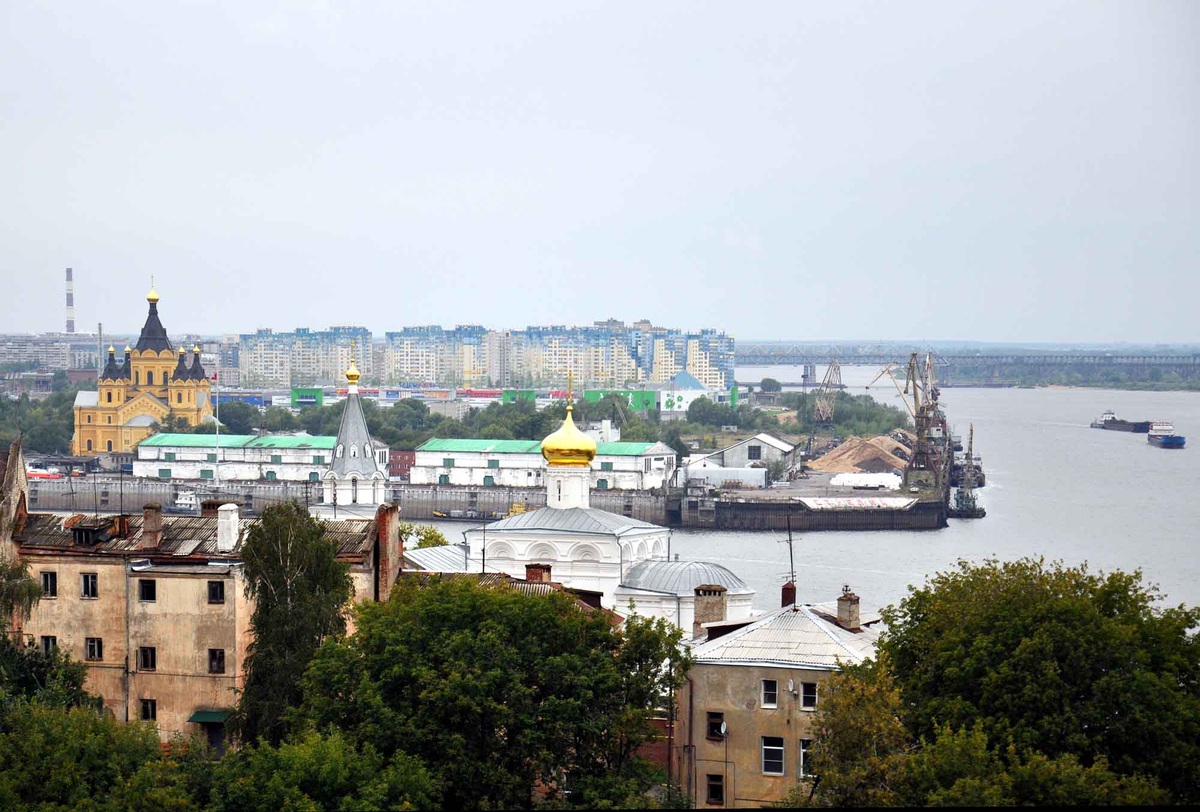 Эти кадры я сделала во время поздки в Нижний Новгород в 2012 году. Оказалось интересно вспомнить, как выглядела тогда стрелка Оки и Волги. Листайте галерею, чтобы увидеть еще фото