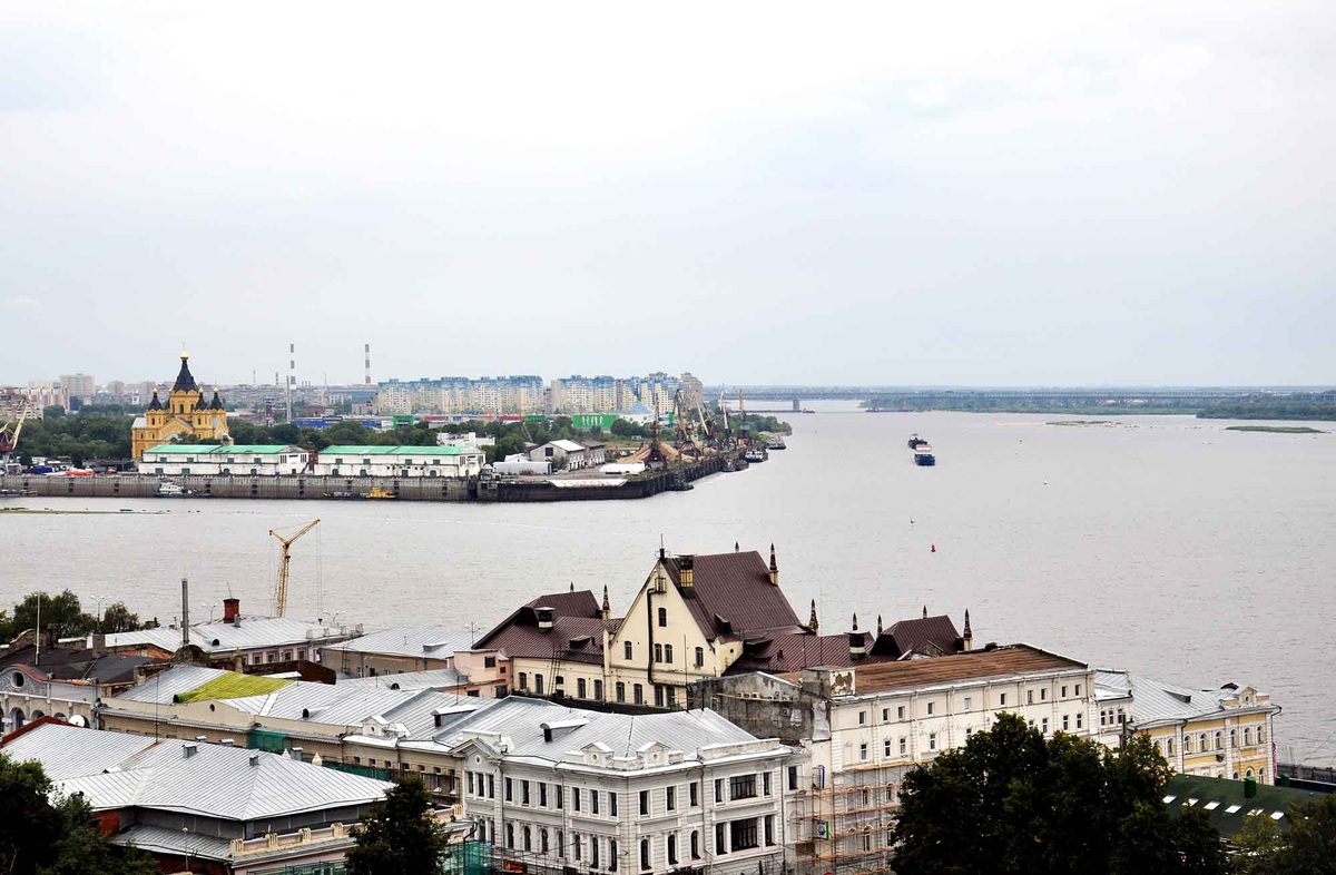 Тогда территория стрелки была недоступна для горожан. В советское время Горьковский грузовой речной порт был крупнейшим на Волге. Но у него было два существенных недостатка: отсутствие нормальных автомобильных подъездных путей и железной дороги. В 2017 году порт ликвидировали и начали строительство стадиона