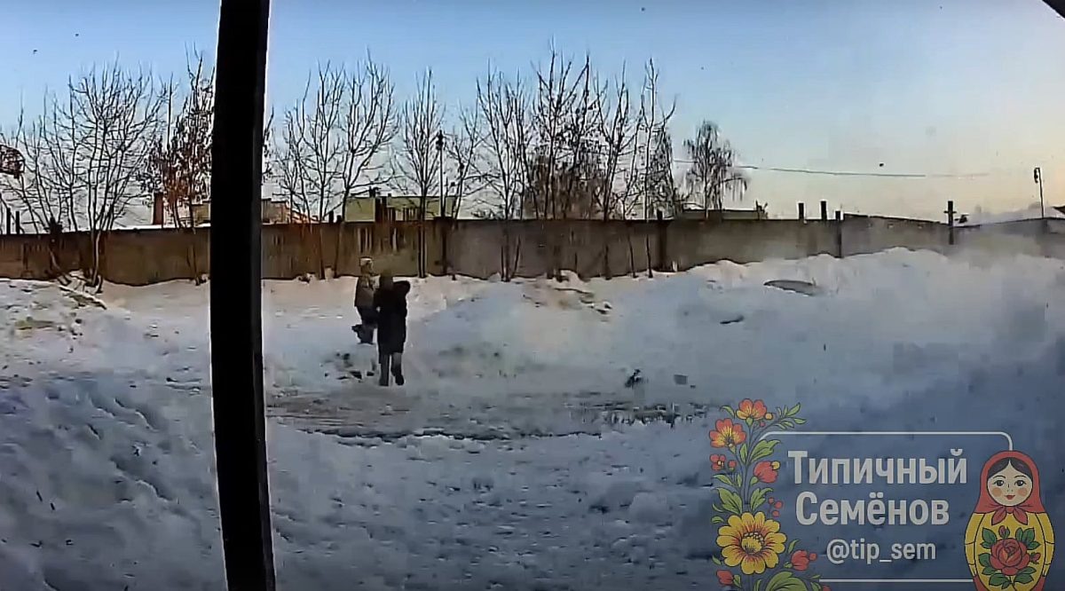    Упавшая ледышка едва не убила школьниц, которые находились рядом с домом