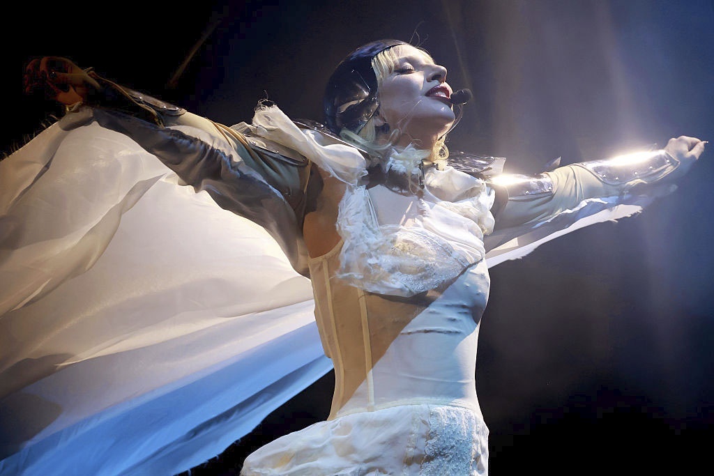    Леди Гага выступает на сцене во время музыкального-художественного фестиваля. Калифорния, 2025 год. / Фото: Kevin Mazur/Getty Images for Coachella