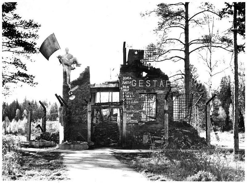 На фото г. Мирный. 1977 г. Памятник «Гестапо», сооруженный по инициативе генерал-майора Дряхлых около кинотеатра «Планета». При наличии таких памятников просто необходимо было психиатрическое отделение.