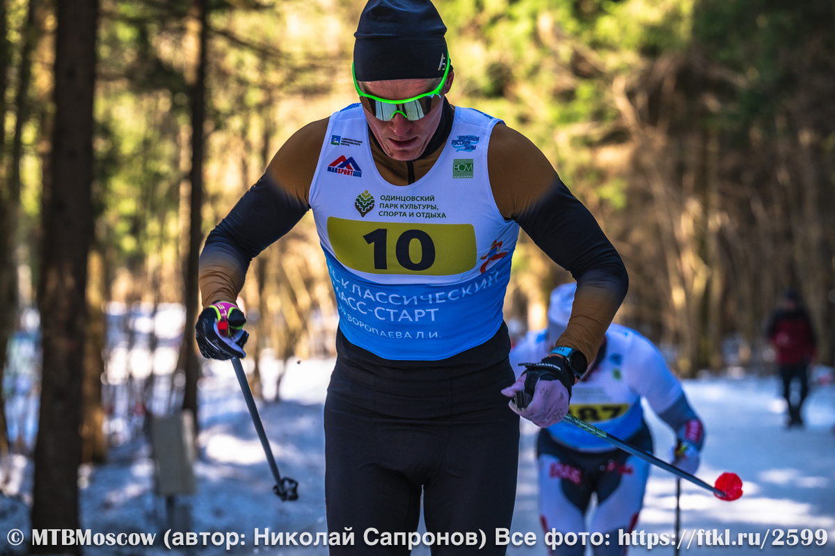 Александр Большунов и Александр Терентьев в отрыве на 1-м из 3-х кругов