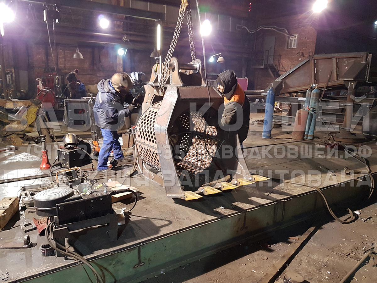 Просеивающий ковш барабанного типа «Армата» от ЗАВОДа КОВШЕЙ. Объем ковша на фото-1 м куб. Смазка и обслуживание не требуется. Тел: 8-911-927-67-35 Анатолий Григорьевич (СПб). Сайт: заводковшей.рф