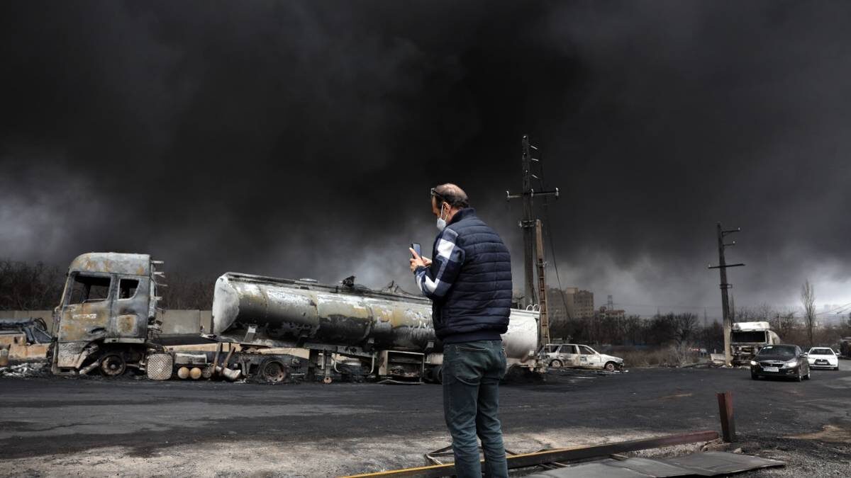    Последствия израильского удара по нефтеперерабатывающему заводу в Тегеране. Результаты масштабной атаки были катастрофическими. На город с населением 10 миллионов человек пролился нефтяной дождь / Фото: ABEDIN TAHERKENAREH / EPA / ТАСС