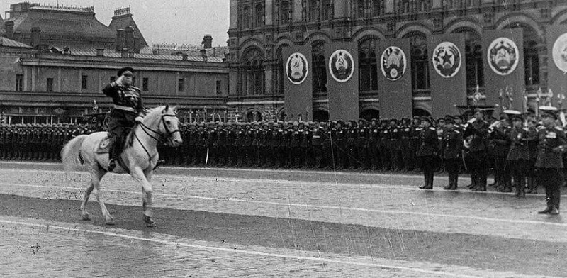 Маршал Г.К.Жуков принимает парад Победы. 