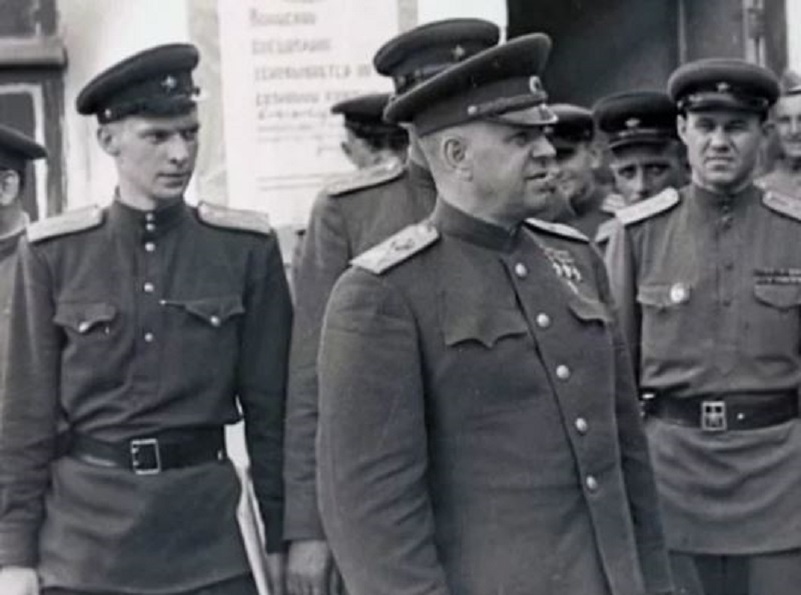 Жуков недолго посидел в кресле Главкома Сухопутных войск и отправился в Одессу командовать третьеразрядным военным округом. 