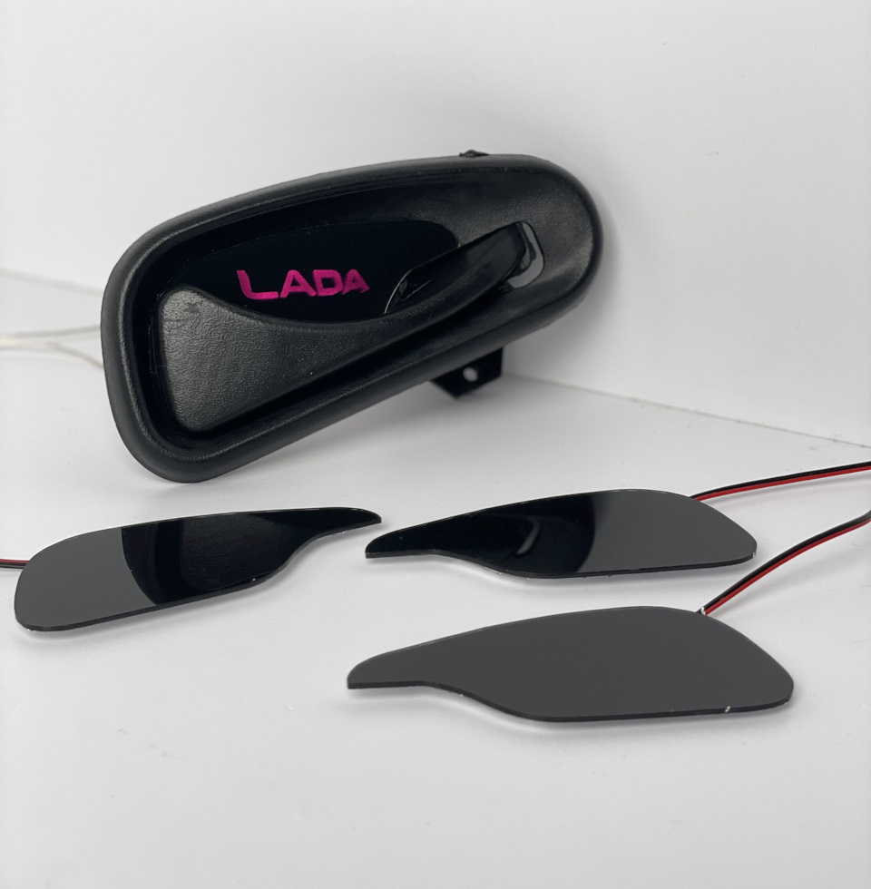 Светящаяся плашка вставляется в мыльницу под ручкой. Питание можно вывести на габариты или зажигание