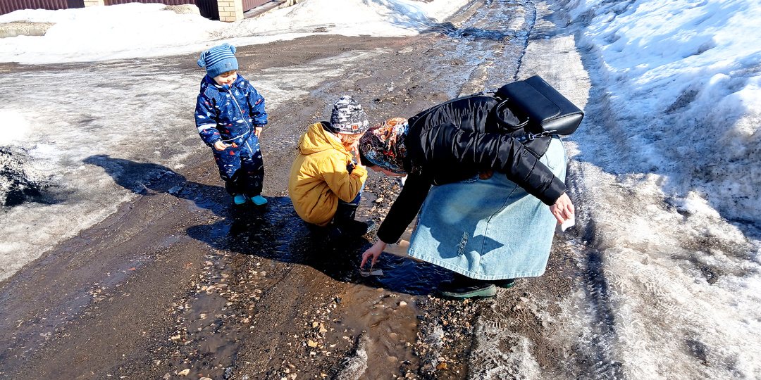 Воскресный день многодетной мамы. Встречаем весну, играем с детьми, готовим чебуреки