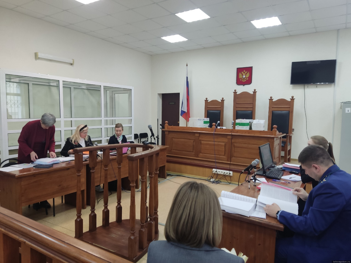 Наталья Ильина с адвокатом в зале суда. Фото: ПАИ