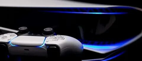 Компания Sony анонсировала выход обновленной версии технологии масштабирования изображения PSSR. Релиз апдейта ожидается в марте 2026 года. Это объявление вызвало резкий скачок продаж консоли PS5 Pro. В результате устройство за 699 долларов полностью раскупили в официальном магазине PlayStation Direct в США и у некоторых крупных ритейлеров. Главным драйвером интереса к системе стал успешный релиз игры Resident Evil Requiem, которая уже задействовала возможности обновленного апскейлера. Игроки и технические специалисты отметили значительное улучшение качества картинки по сравнению с базовой версией технологии. Ранее пользователи жаловались на появление графических артефактов и размытия. Теперь консольное масштабирование приблизилось к уровню компьютерных аналогов вроде DLSS. Ожидается, что патч добавит системный переключатель PSSR 2 для всех существующих проектов. Разработчикам больше не придется тратить большие вычислительные ресурсы на поддержание нативного разрешения. Освободившуюся мощность они смогут направить на улучшение трассировки лучей и визуальных эффектов. Графический процессор PS5 Pro работает на 45 процентов быстрее стандартной версии консоли, а новая технология делает эту разницу еще более заметной Следующей игрой с нативной поддержкой улучшенного масштабирования станет ролевой экшен Crimson Desert. Возросший спрос на устройство также связывают с недавними слухами о возможном переносе выхода консоли PlayStation 6 на 2028 год из-за нехватки оперативной памяти на рынке комплектующих.