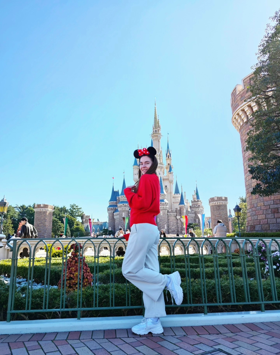 А это я, оочень счастливая, на фоне легендарного замка!!