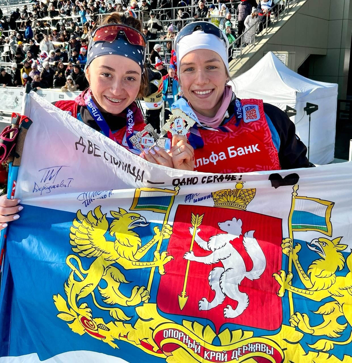 Наталия (справа) и Анастасия Шевченко с наградами чемпионата России в спринте. Фото: Медиа-служба СБР