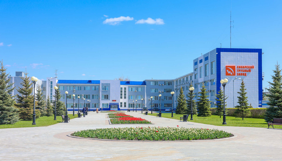 Для нового водоочистного сооружения возведена конструкция здания для размещения основного и вспомогательного очистного оборудования, смонтирован комплекс водоочистных агрегатов, проложены и подключены инженерные сети, проведена автоматизация объекта и пусконаладочные работы. Источник: официальный сайт «Синарский трубный завод».