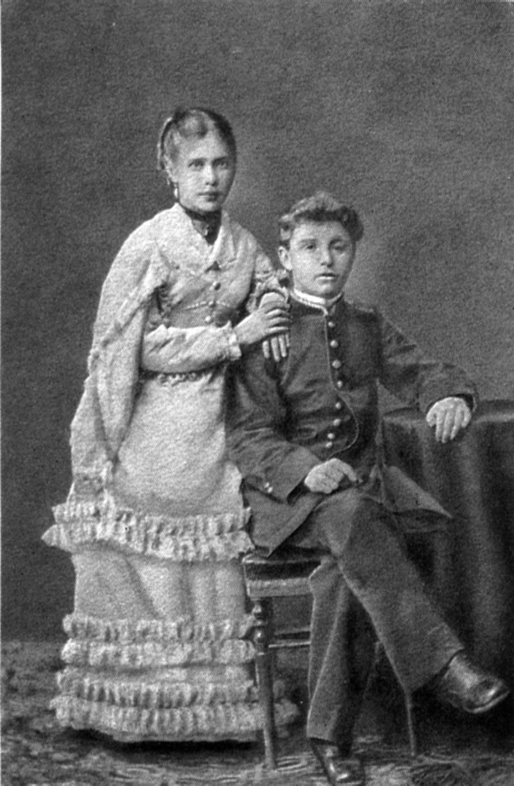 М. Врубель с сестрой Анной. Гимназическая фотография 1870-х гг. Источник:https://commons.wikimedia.org/wiki/File:Врубель_с_сестрой.jpg?uselang=ru