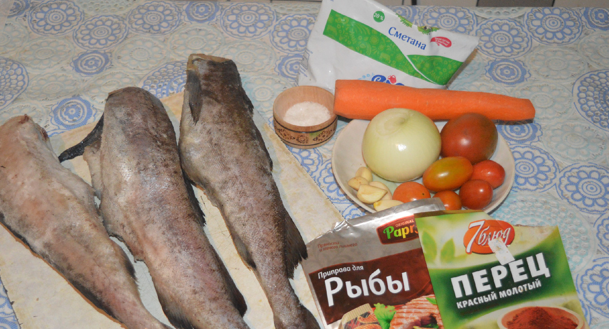 Минтай в сметанным соусе. Шаг 1.