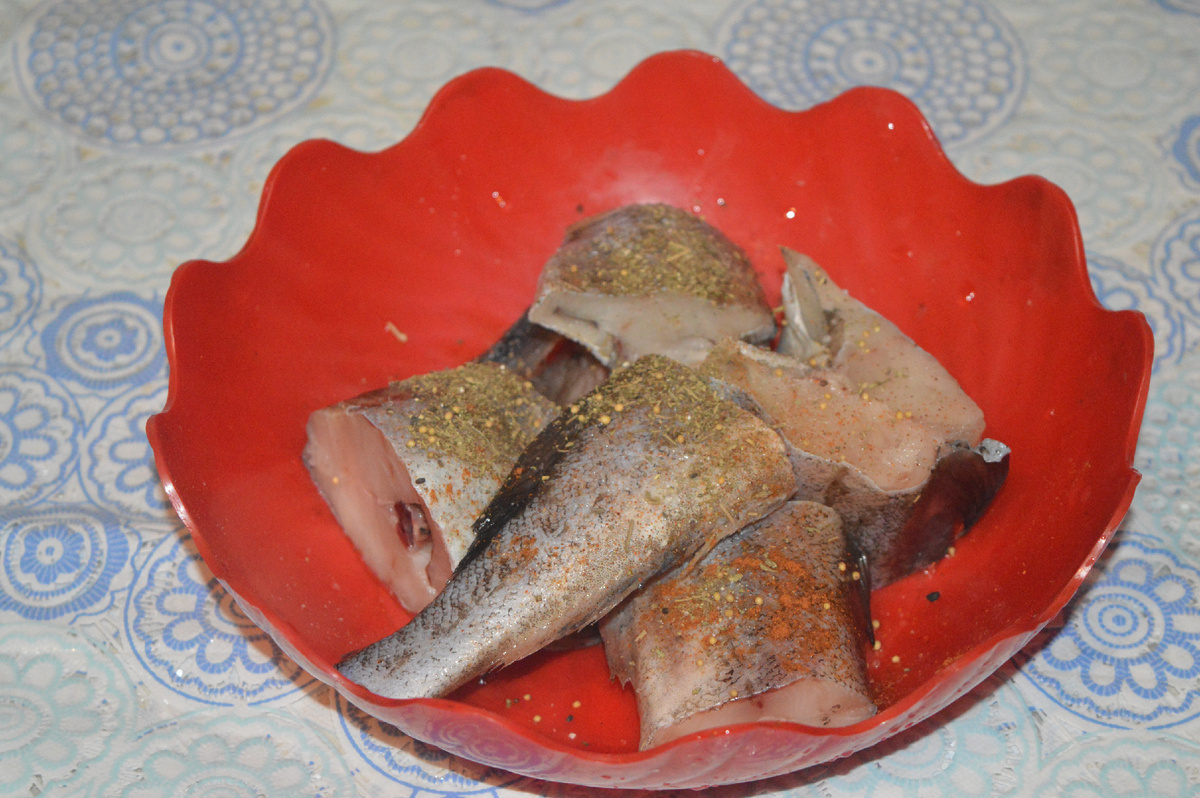 Минтай в сметанным соусе. Шаг 2.