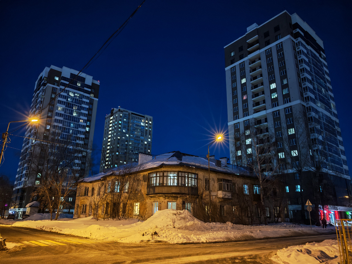 Раньше у нас был милый район домиков, построенных после войны пленными немцами. Сейчас их сносят. Возводят многоэтажки. 