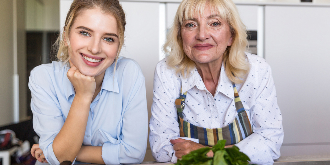 — Слепая, ей богу. Монстр у тебя свекровь, монстр, — твердила сестра
