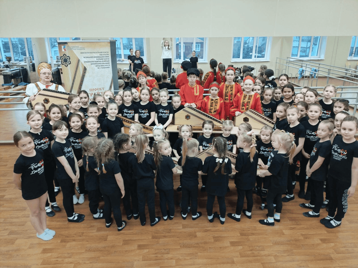 Воспитанники хореографического коллектива «Ритмы Детства» знакомятся с гуслями