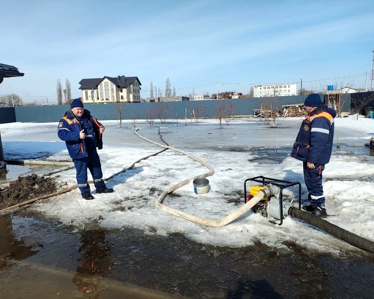     В Курской области спасатели откачали воду после таяния снега на хуторе Кислино