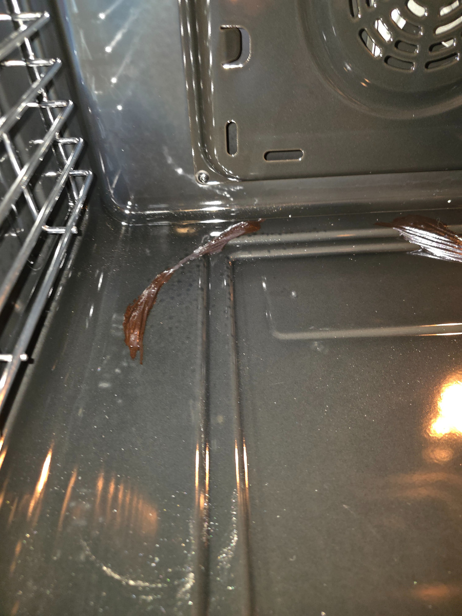 Подгоревший пластик в духовке. Фото из личного архива