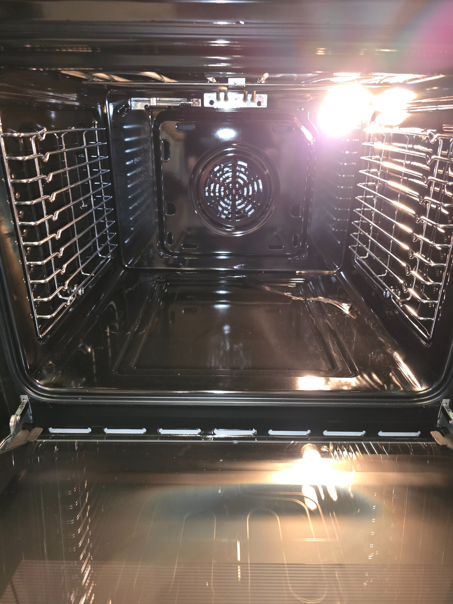 Подгоревший пластик в духовке. Фото из личного архива