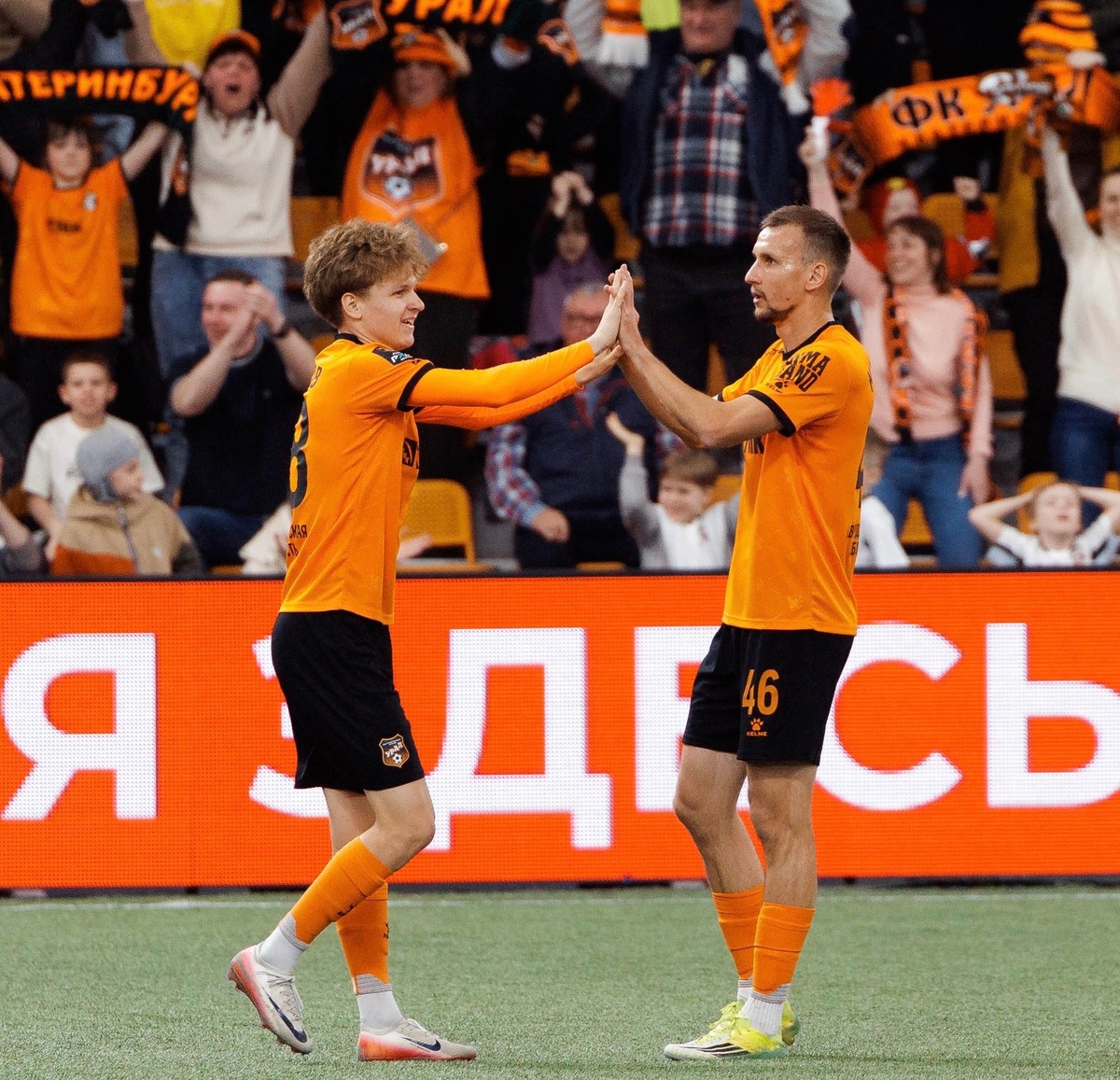 Никита Морозов (слева) забил второй гол в двух последних матчах за «Урал». Фото: пресс-служба «Урала»