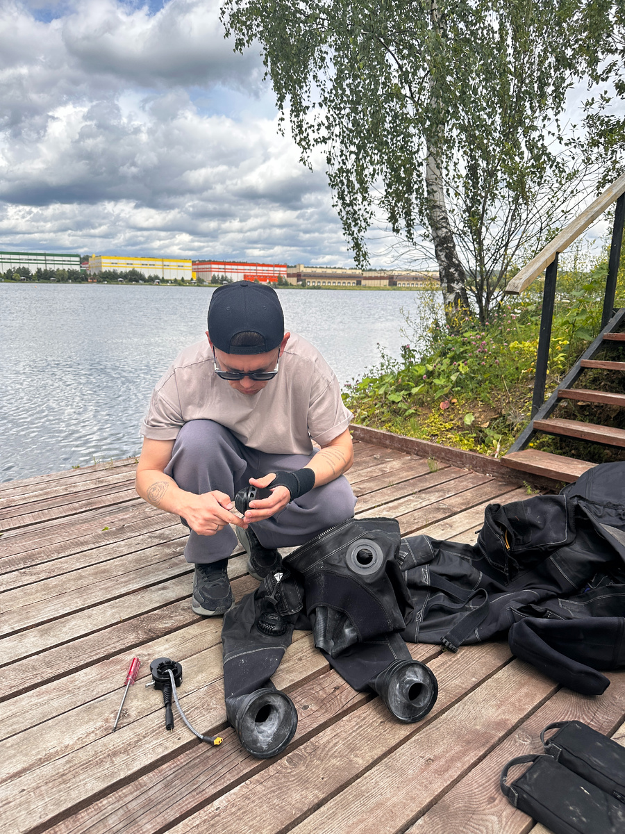 Ник перед погружением меняет клапан на сухом костюме