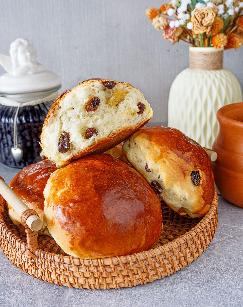     Кардамоновые булочки с изюмом и вишней