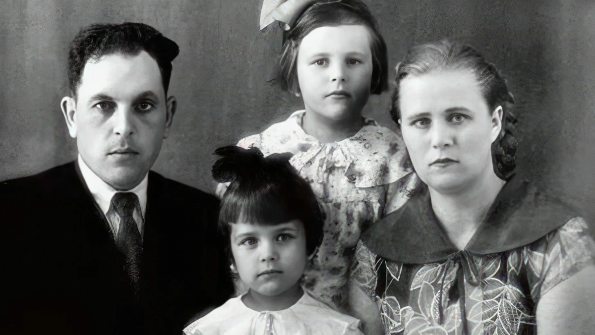 Ксения с родителями и сестрой в детстве 