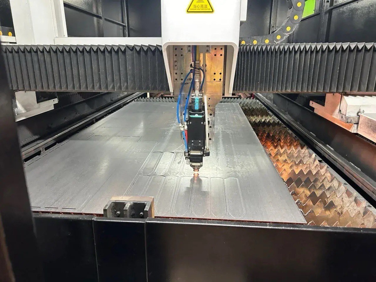    На предприятии используется высокотехнологичный лазерный станок для расплавления или резки металла, который позволяет создавать сложные формы с высокой точностью. Источник: пресс-служба ООО «Зеленодольского электротехнического завода» (ЗЭТЗ).Источник: пресс-служба ООО «Зеленодольского электротехнического завода» (ЗЭТЗ).