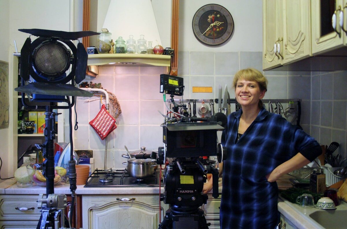 На той самой кухне, во время съемки.