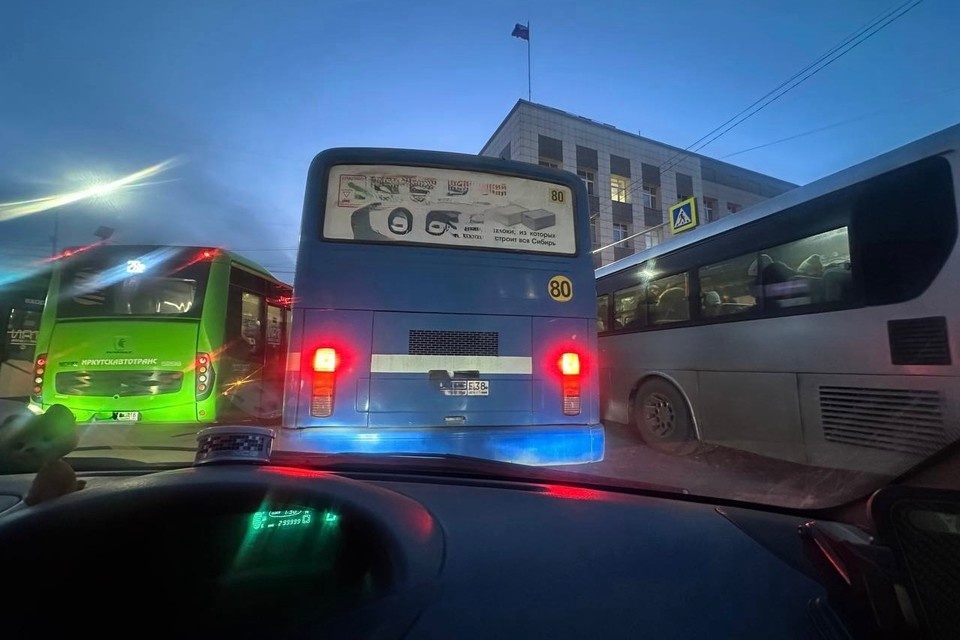    Огромная пробка собралась на выезде к Глазковскому мосту в Иркутске 16 марта. Виктория КУДАЕВА