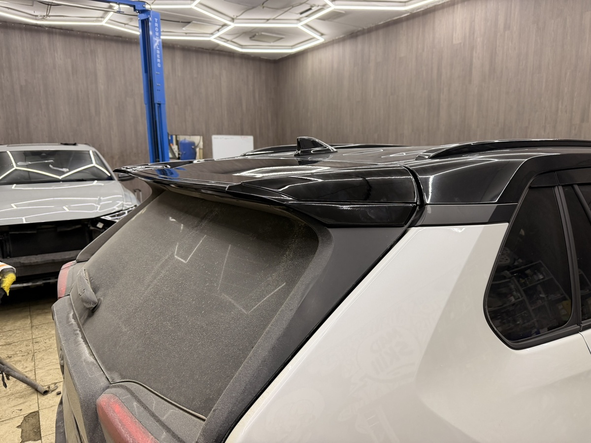 После установки спойлера пропорции автомобиля меняются. Задняя часть выглядит более законченной и визуально «дороже».