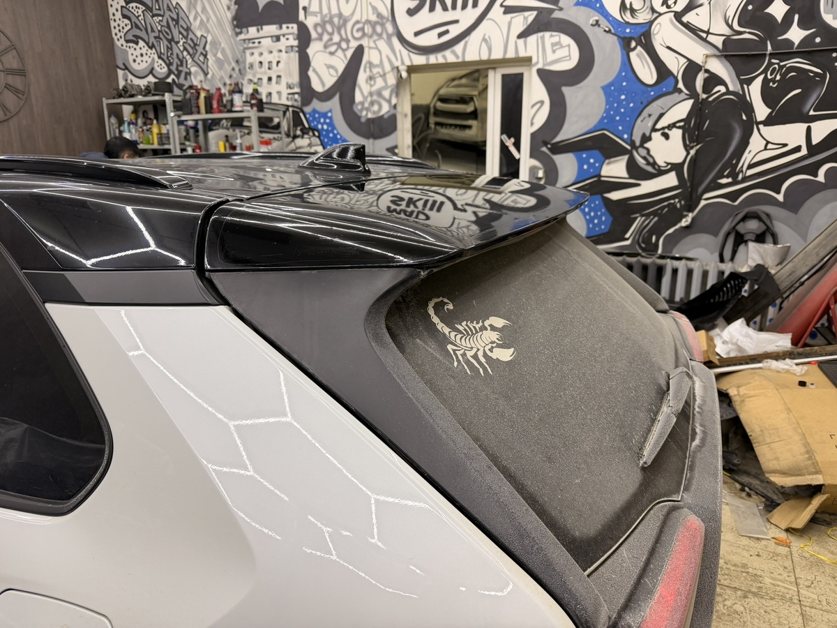 Автомобиль без спойлера. Задняя часть выглядит немного «пустой». Мелкая деталь - но именно она часто собирает весь силуэт машины.