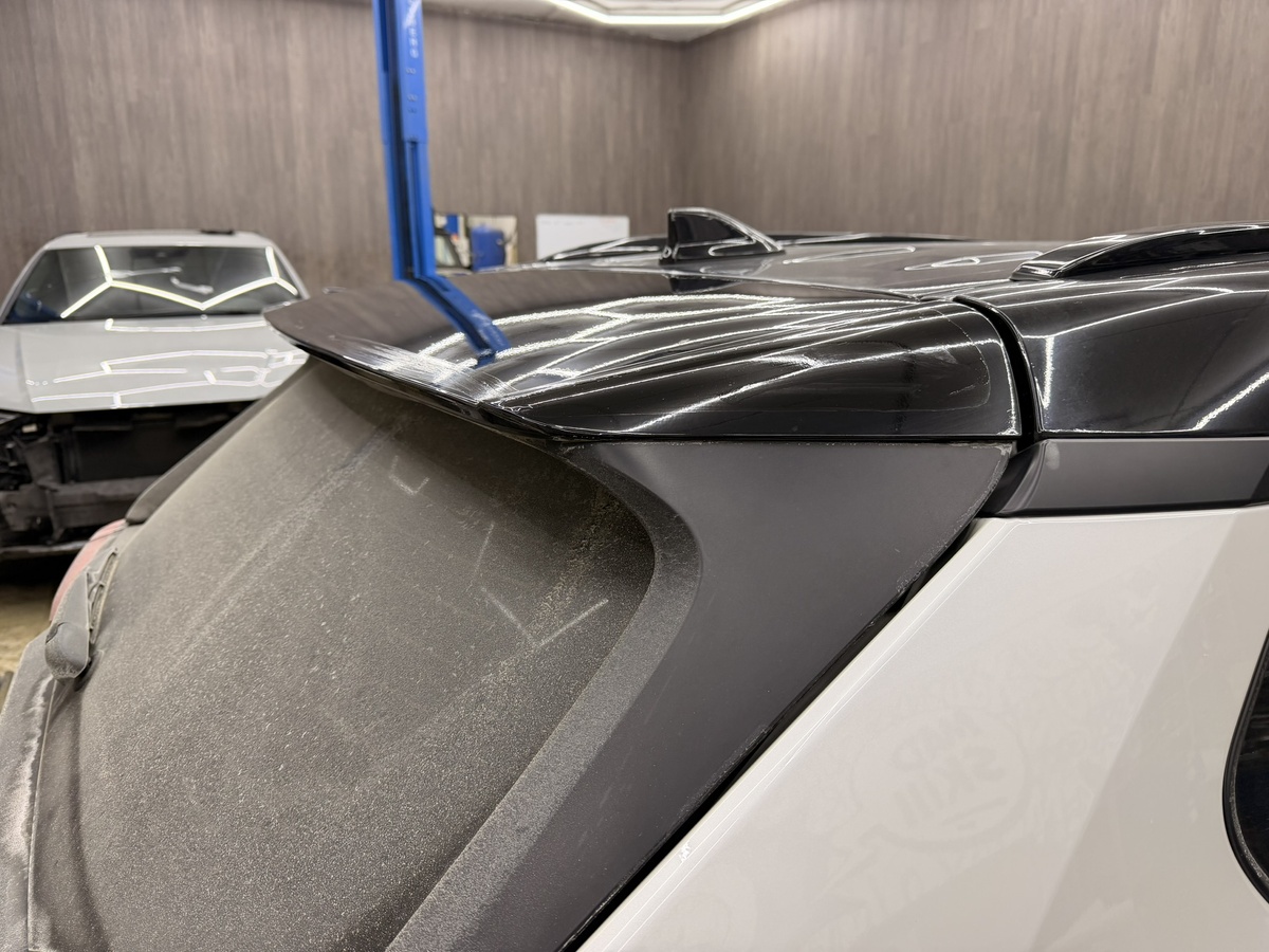 Toyota RAV4 без спойлера. Сразу видно - задней части чего-то не хватает. Иногда одна деталь полностью меняет восприятие автомобиля.