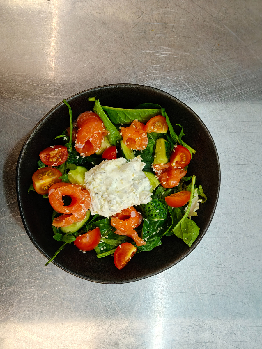 Салат  солёными лососем