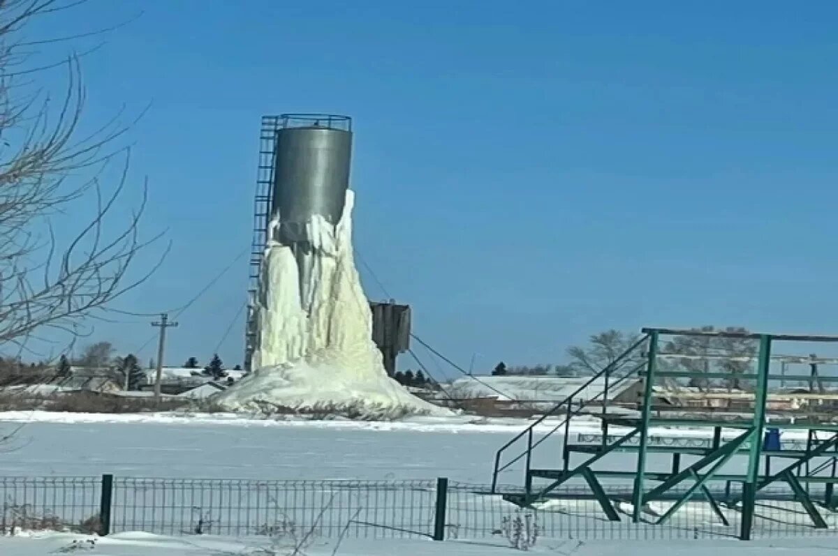    В районе Омской области водонапорная башня может обрушиться на лицей