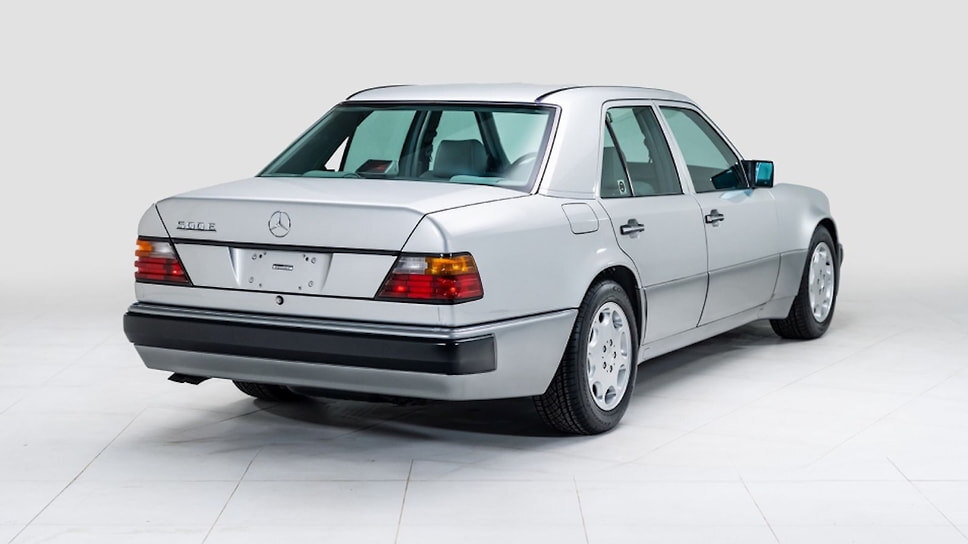 Mercedes-Benz 500 E.📷Фото: Gooding & Company