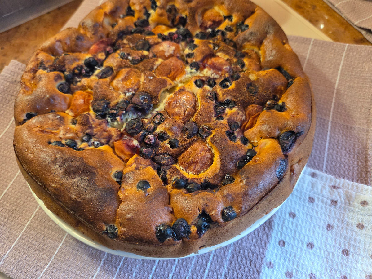 Думала будет со сливами, оказалось, что летом поленилась и заморозила сливу с косточками, но не страшно, добавила смородину, голубику и абрикосы. Внутри очищенные яблоки кусочками. Пудрой не присыпала, лишний сахар не нужен, да и пачкаться будешь во время еды. Он и так вкусный.👉