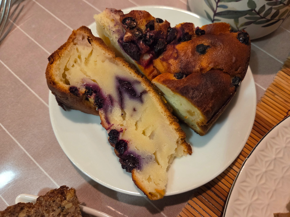 Получается от яблок влажный... Давно пирог не ели... с молоком вкусно-вкусно