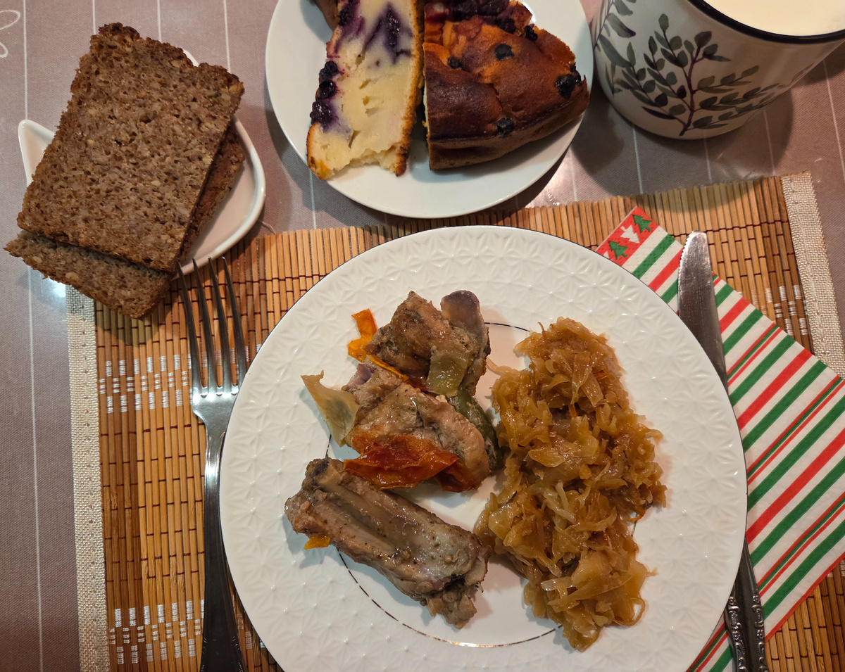 Тушила в утятнице, в качестве влаги добавила заварку от чая. Цвет и вкус стали  интереснее. На гарнир тушеная капуста (вместе обычная белокочанная и квашеная)