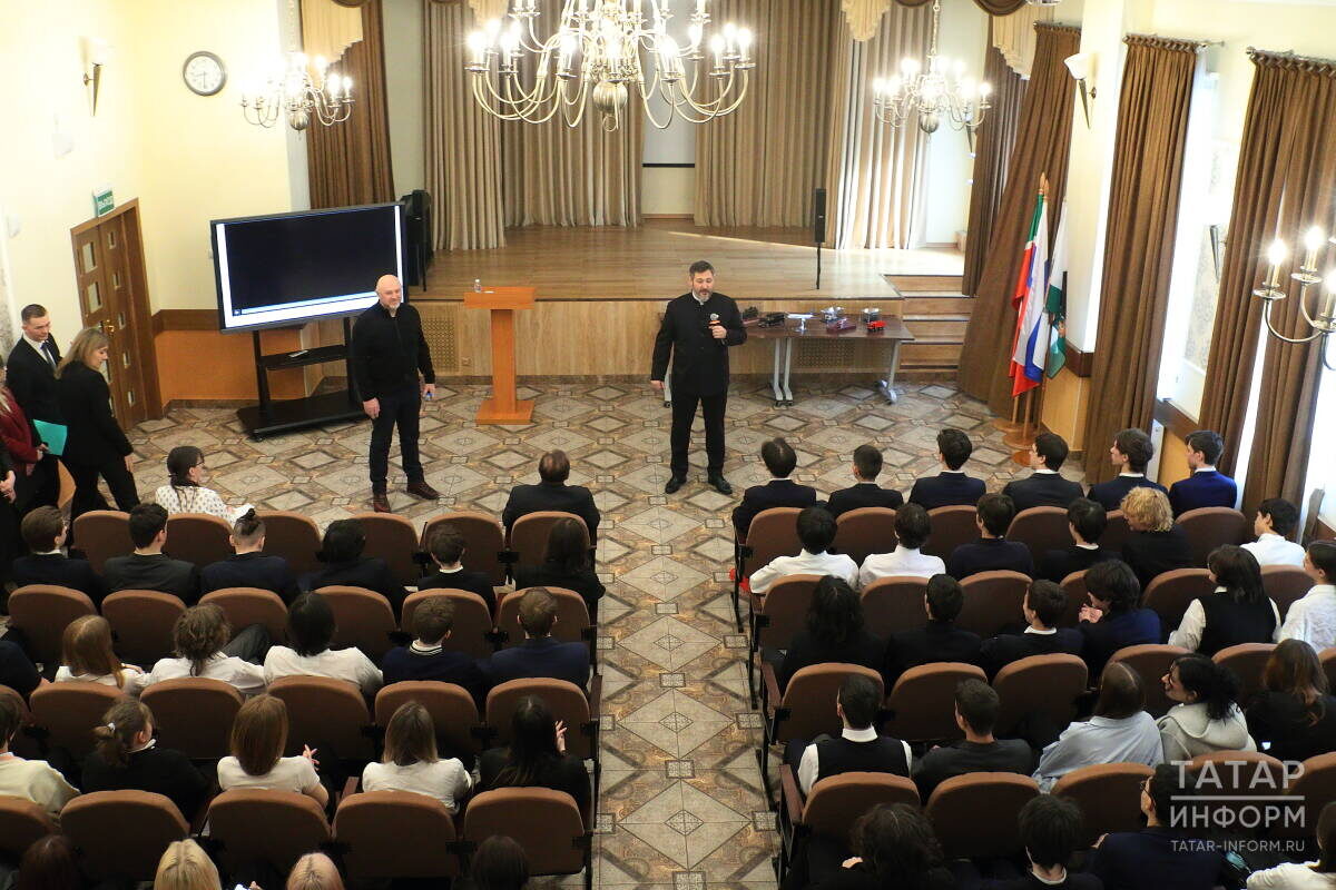 Олег Коробченко начал с простой аналогии. В семье, объяснил он, обычно есть распределение ролей: мама отвечает за траты, папа – за заработок. В республике, по его мнению, та же логикаФото: © Михаил Захаров / «Татар-информ»