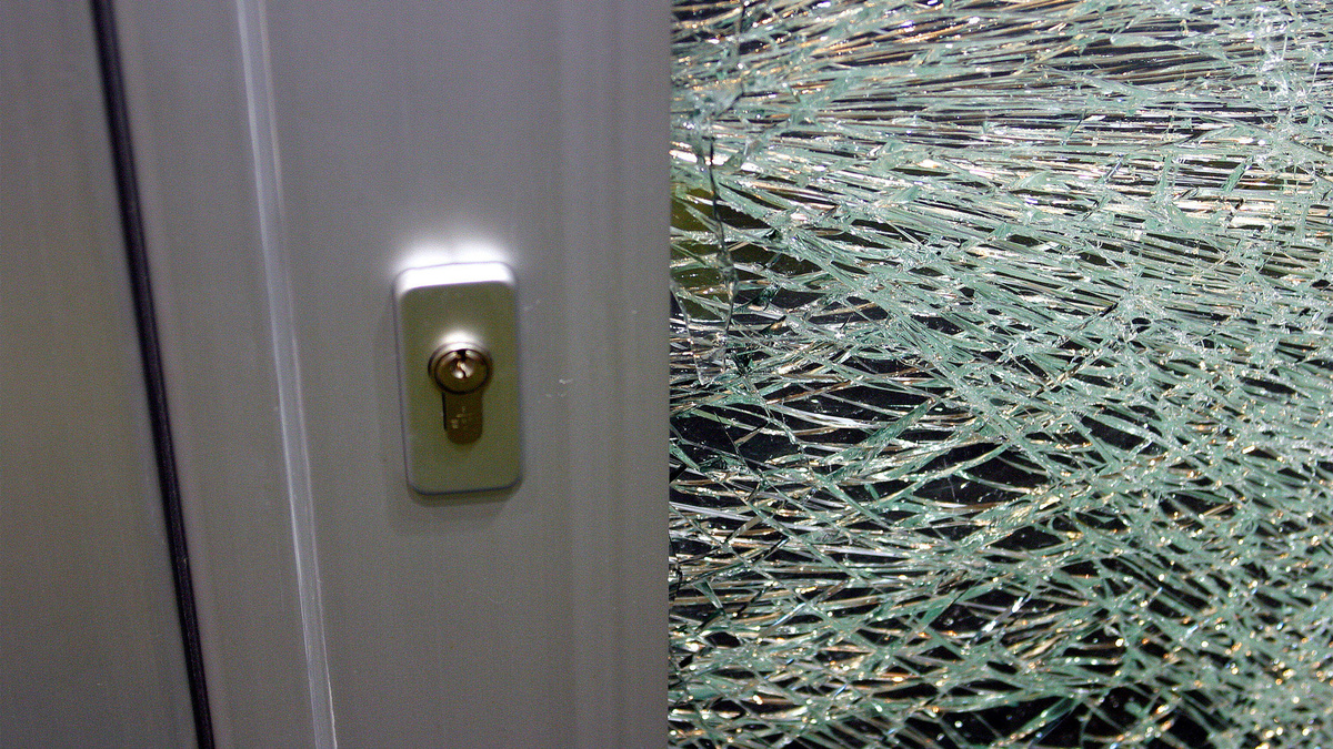    Ограбление грабеж разбитое стекло дверь \ Global Look Press
