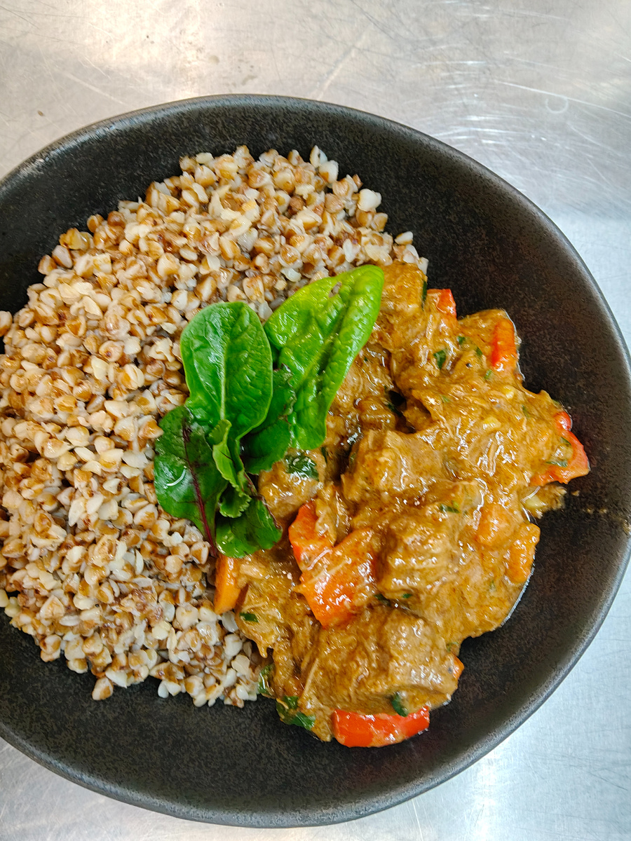 Гуляш с гречкой