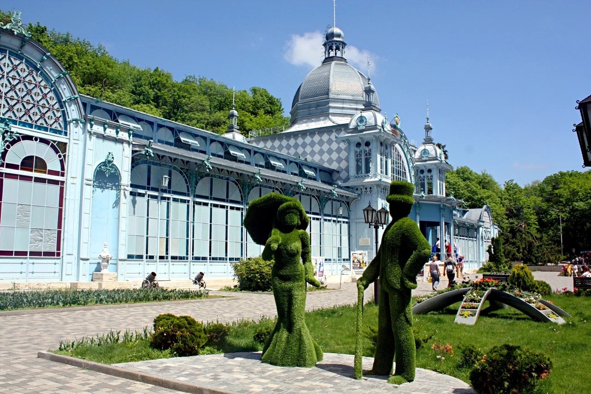 Кисловодск – город-парк, утопающий в зелени и цветах, где можно насладиться тишиной и покоем, подышать целебным воздухом и испить знаменитый Нарзан в Нарзанной галерее. Галерея в стиле английской готики построена более 160 лет назад и имеет форму старинного ключа от замка. Таким образом обыгрывается значение «ключа» как «источника». Также галерею можно считать ключом к городу, так как это было второе каменное здание в Кисловодске. И ключом к здоровью, потому что нарзан и целебный воздух излечивают.