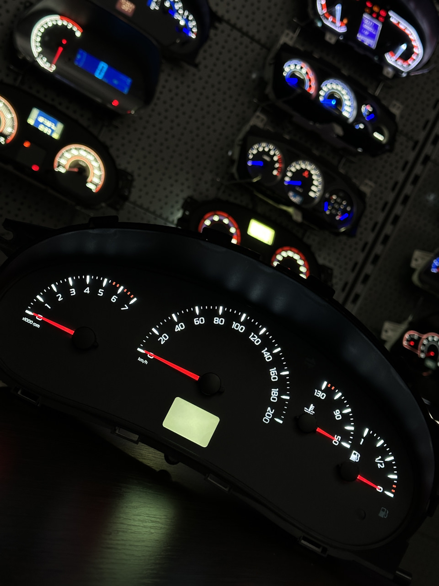 Шкала на приору с эффектом оптитрон (при выключенном зажигании цифр не видно)