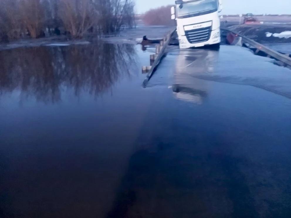     Застрявшая фура на затопленном участке